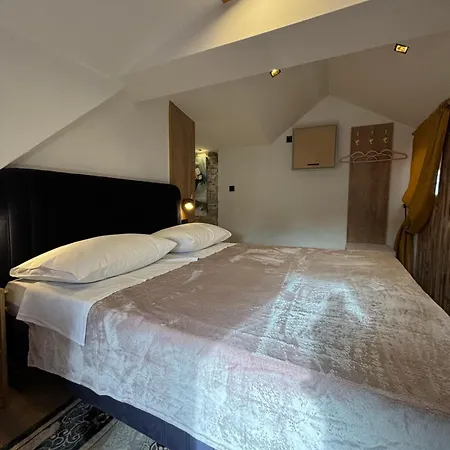 Vale Apartment Split