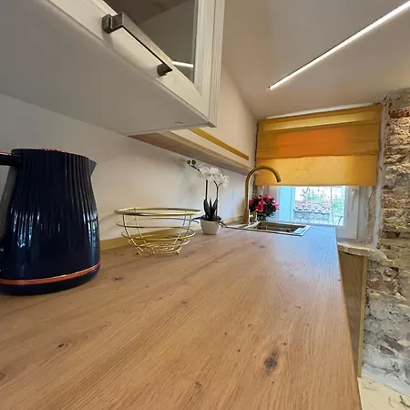 Vale Apartment Split